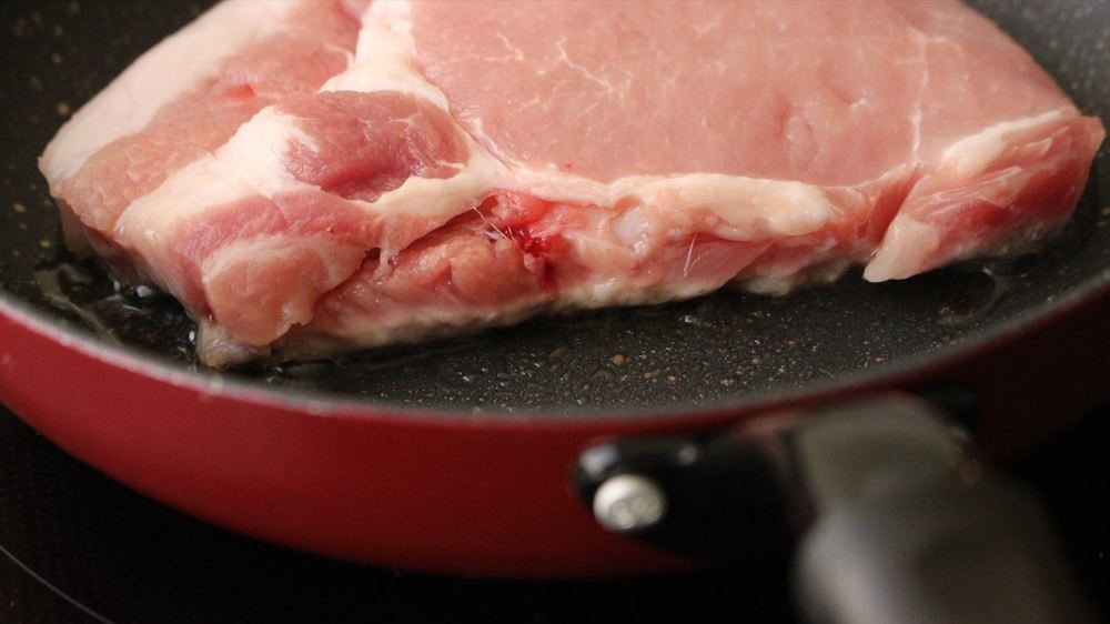 ポークソテーをおいしく焼く方法を研究！フライパンは予熱しない？豚肉は常温？