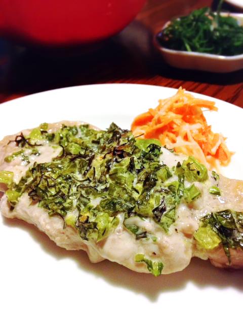 斉藤さんの赤サラダからし菜でポークソテー