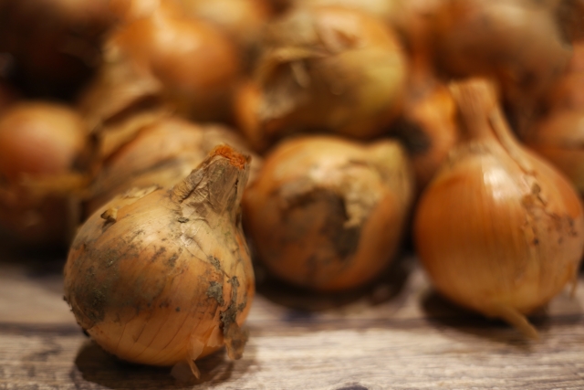 玉ねぎの涙に対する家庭療法には何がありますか?