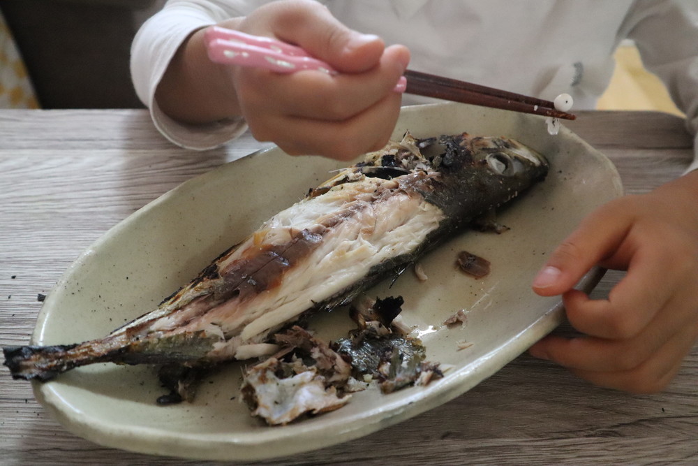 子どもに魚を食べてもらいたい 焼き魚 をキレイに食べる方法とコツを検証 フードメッセンジャー 糸井 朱里 食オタmagazine 食のオタクによる食のオタクのためのマガジン 食オタマガジン