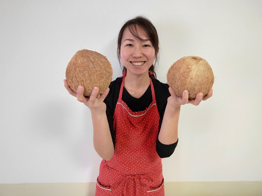 ココナッツの実にストローをさす飲み方に挑戦!ココナッツミルクとオイルも作ってみた