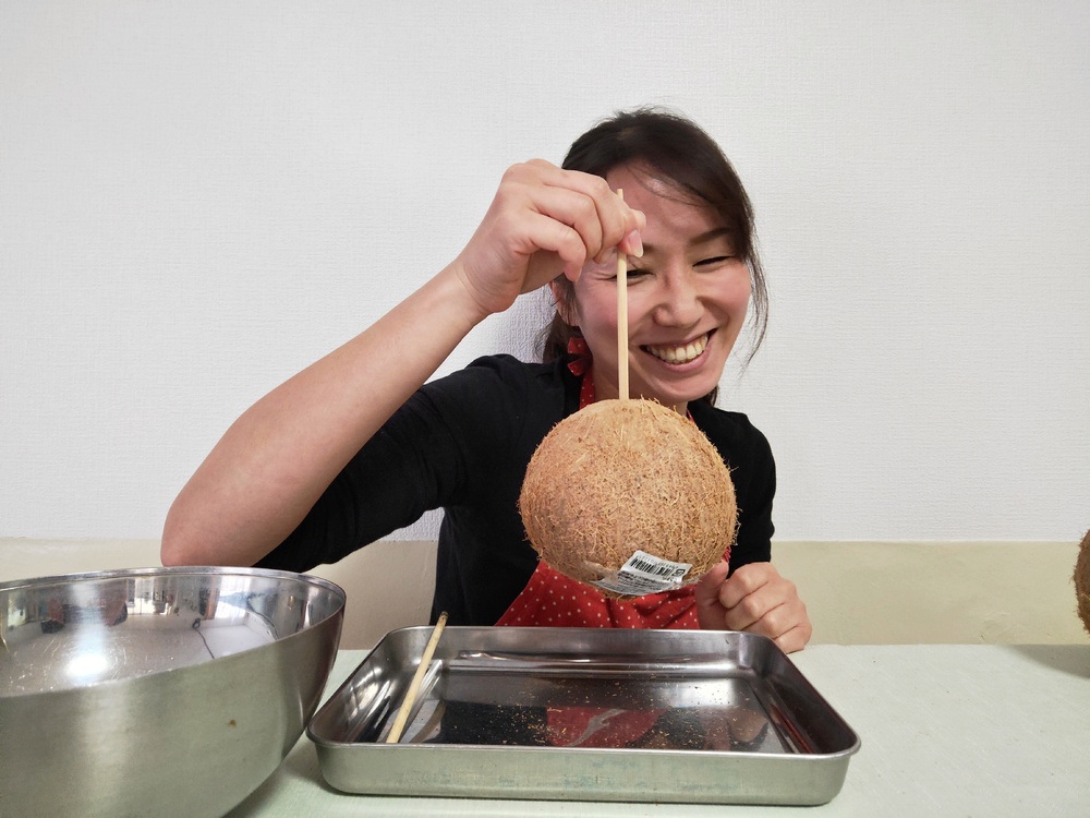ココナッツの実にストローをさす飲み方に挑戦!ココナッツミルクとオイルも作ってみた
