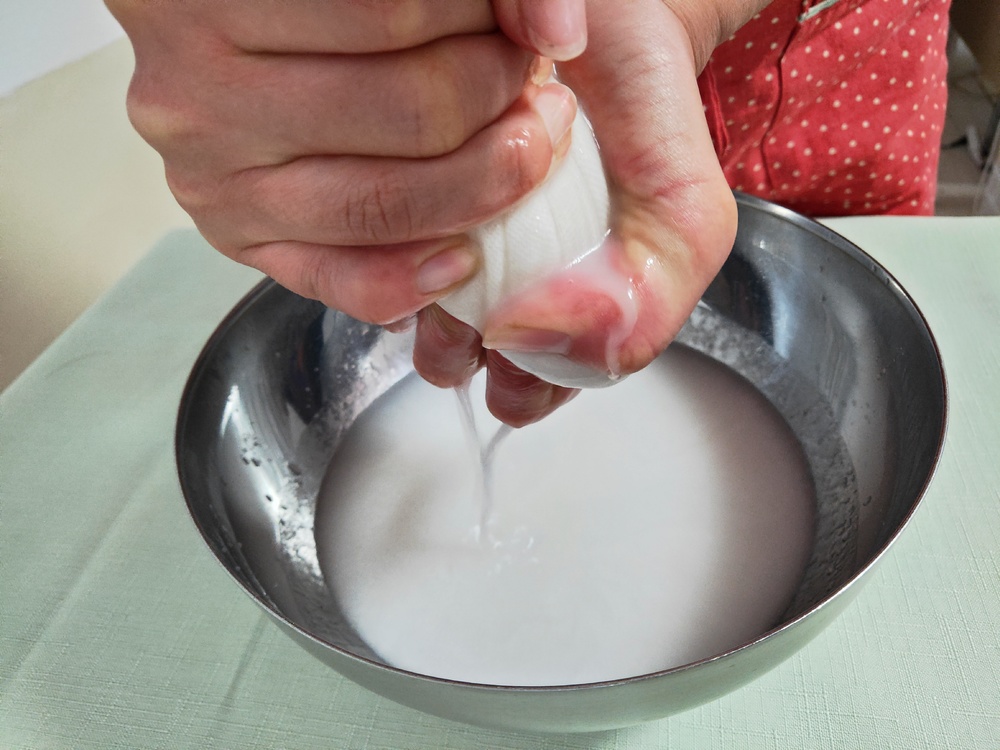 ココナッツの実にストローをさす飲み方に挑戦!ココナッツミルクとオイルも作ってみた