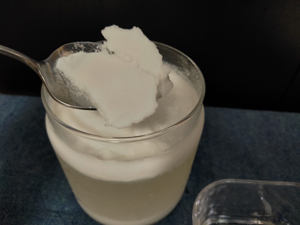 ココナッツの実にストローをさす飲み方に挑戦!ココナッツミルクとオイルも作ってみた