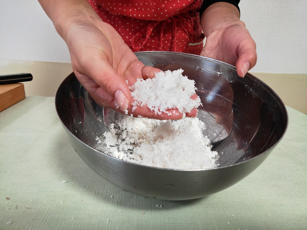 ココナッツの実にストローをさす飲み方に挑戦!ココナッツミルクとオイルも作ってみた