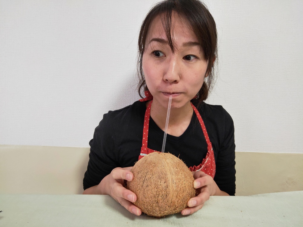 ココナッツの実にストローをさす飲み方に挑戦!ココナッツミルクとオイルも作ってみた