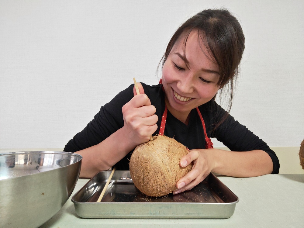 ココナッツの実にストローをさす飲み方に挑戦!ココナッツミルクとオイルも作ってみた