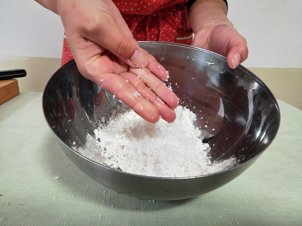 ココナッツの実にストローをさす飲み方に挑戦!ココナッツミルクとオイルも作ってみた