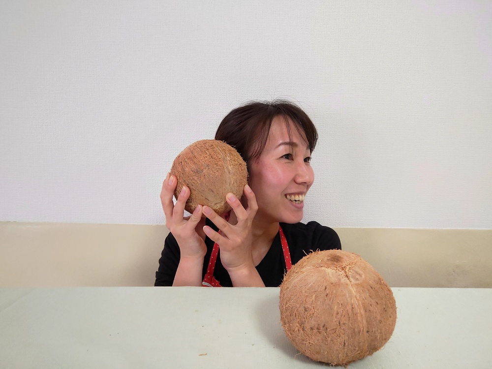 ココナッツの実にストローをさす飲み方に挑戦!ココナッツミルクとオイルも作ってみた