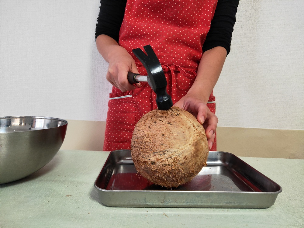 ココナッツの実にストローをさす飲み方に挑戦!ココナッツミルクとオイルも作ってみた