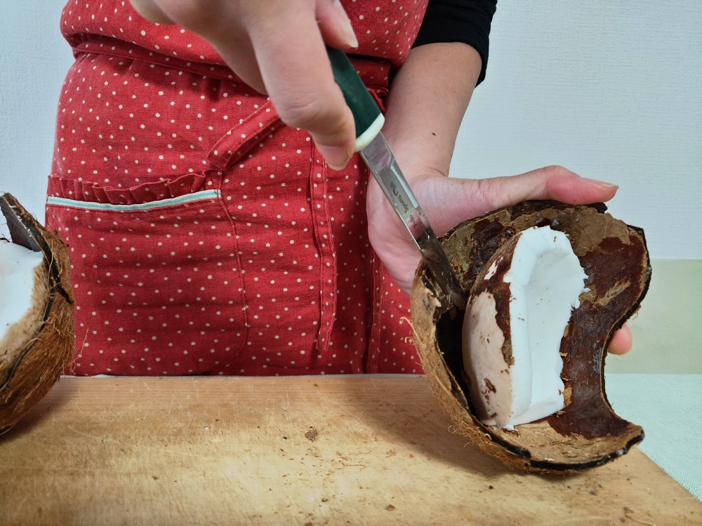 ココナッツの実にストローをさす飲み方に挑戦!ココナッツミルクとオイルも作ってみた