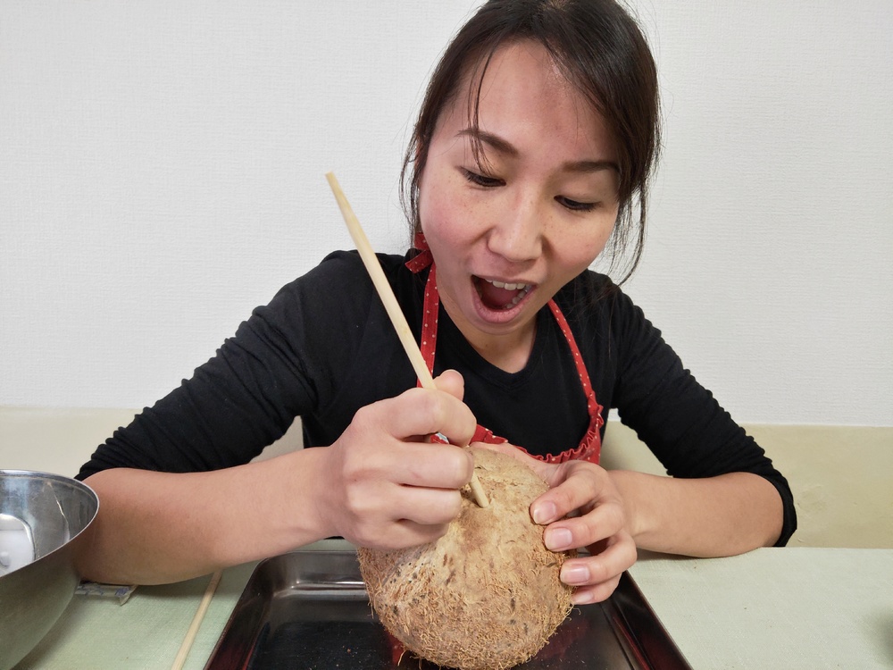 ココナッツの実にストローをさす飲み方に挑戦!ココナッツミルクとオイルも作ってみた