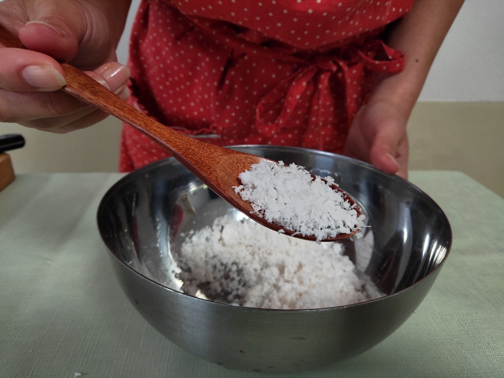 ココナッツの実にストローをさす飲み方に挑戦!ココナッツミルクとオイルも作ってみた