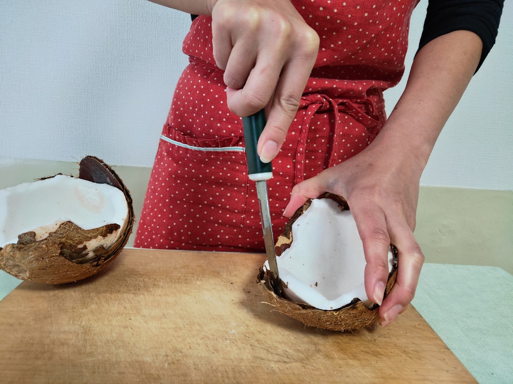 ココナッツの実にストローをさす飲み方に挑戦!ココナッツミルクとオイルも作ってみた