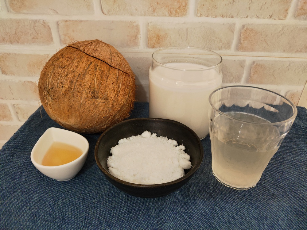 ココナッツの実にストローをさす飲み方に挑戦!ココナッツミルクとオイルも作ってみた