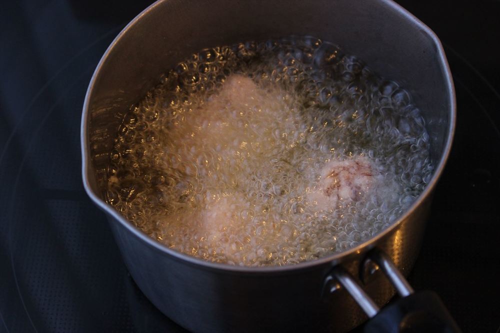 衣カリカリ肉汁ジュワ～♪ジューシーな唐揚げを作る方法は？油の温度と二度揚げ実験