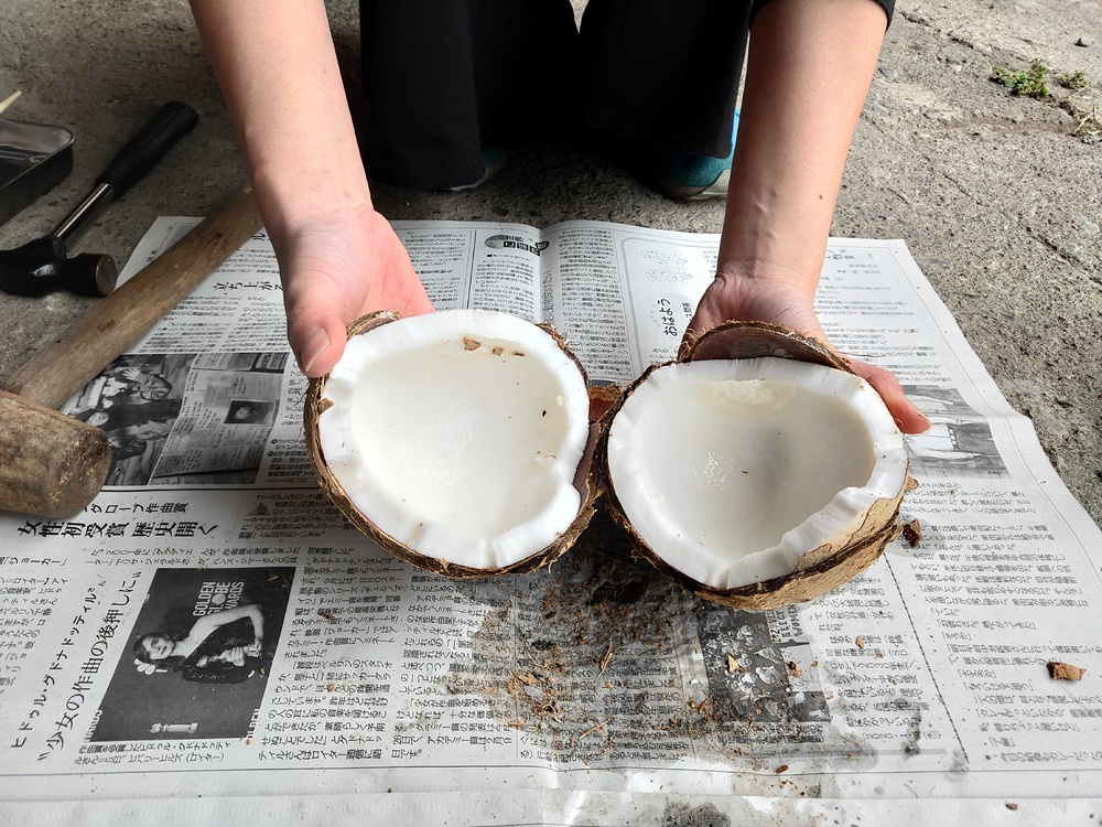 ココナッツの実にストローをさす飲み方に挑戦!ココナッツミルクとオイルも作ってみた